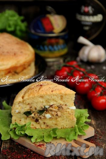 Пирог слегка остудить, снять бортики формы и переложить выпечку на тарелку. Нарезать на кусочки и подать к столу. Вкусный, сытный заливной пирог с рыбными консервами и яйцами непременно вам понравится! Посмотрите, какой аппетитный кусочек.