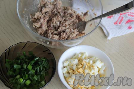 Вымыть зелень (я взяла зелёный лук), лишнюю воду стряхнуть, затем мелко нарезать. 3 очищенных варёных яйца мелко нарезать.