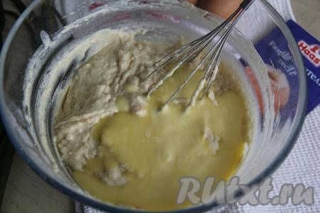 Растопить сливочное масло, дать ему остыть до тёплого состояния и влить в тесто.