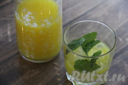 Влить апельсиновый настой в графин или в бутылку, добавить 300 миллилитров минералки, перемешать и можно разливать апельсиновый лимонад по стаканам. Я в стакан перед подачей добавила лёд и листочки мяты.