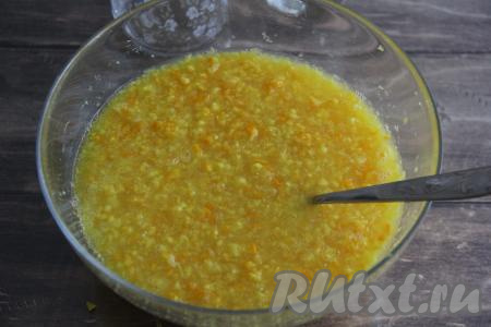 Выложить мякоть апельсина в миску (или банку), всыпать сахар и влить 300 миллилитров минеральной газированной воды, тщательно перемешать ложкой. Сахар должен полностью раствориться.