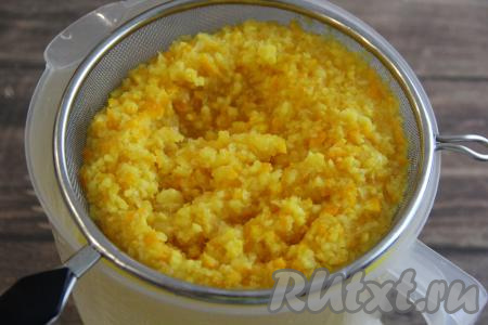 Процедить получившийся апельсиновый настой через ситечко. Жмых, оставшийся в сите, нам не понадобится.