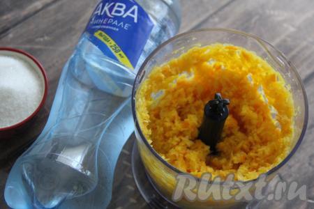 Апельсин нарезать на дольки, поместить в чашу измельчителя и пробить вместе с кожурой.