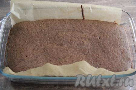 Выпекать бисквит при температуре 180 градусов, примерно, 35 минут. Готовность проверить сухой зубочисткой (просто проколите бисквит зубочисткой, если она после прокола останется сухой, значит доставайте из духовки). Готовый бисквит достать из духовки, полностью остудить.
