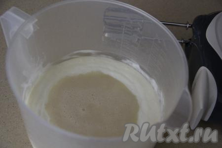 По истечении времени в сметану с сахаром добавить сгущёнку и перемешать миксером до однородности.