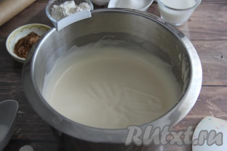 Взбить яйца миксером в пышную пену, затем постепенно всыпать сахар, продолжая взбивать. Взбивать минут 7-10 (до пышного и светлого состояния). Затем влить молоко и растительное масло, перемешать на низкой скорости миксера.