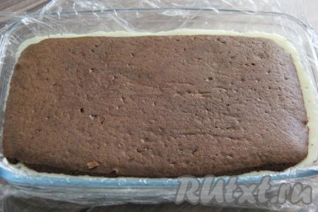 Вторую часть коржа аккуратно выложить на молочную начинку.