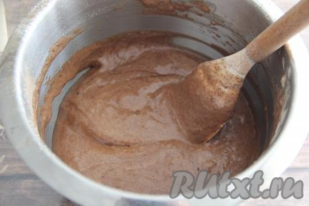 Перемешать тесто лопаткой движениями снизу вверх. Тесто получится нежным, воздушным, в меру густым.