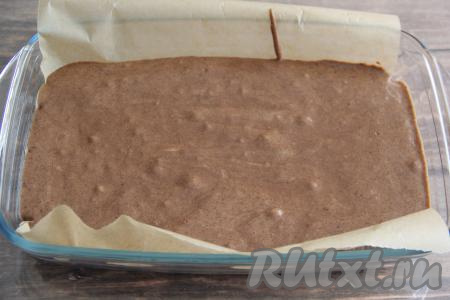 Форму для выпечки (у меня форма размером 30х20 сантиметров) застелить пергаментом. Выложить тесто. Форму поставить в уже разогретую до 180 градусов духовку.