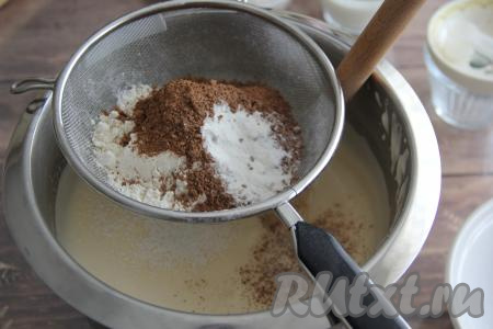 Добавить просеянную муку, какао и разрыхлитель.