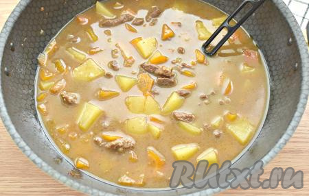 Выключаем огонь. Даём гуляшу настояться под крышкой 10 минут, а потом подаём к столу, разлив по тарелкам.