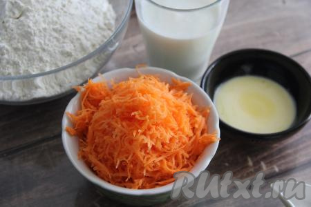Морковь натереть на мелкой тёрке. Сливочное масло растопить, если оно сильно прогрелось в процессе растапливания, дать ему немного остыть.
