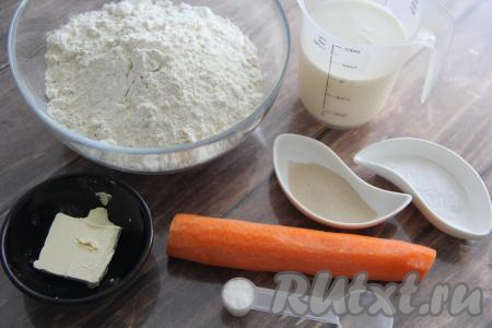 Подготовить продукты для приготовления морковного хлеба в хлебопечке. Морковь почистить. Кефир подогреть до комнатной температуры.