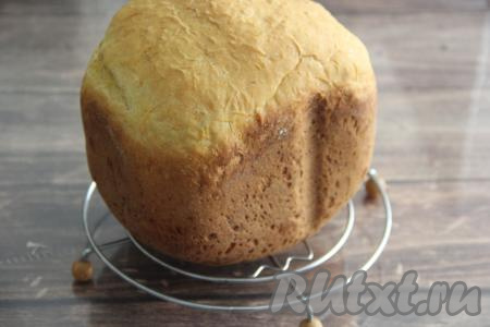 Достать готовый морковный хлеб из ведёрка хлебопечки и остудить на решётке.