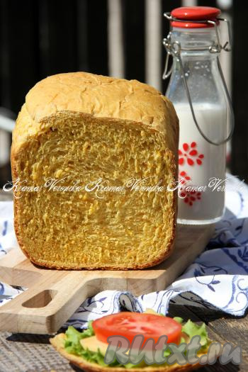 Разрезать хлеб на кусочки и подать к столу. Посмотрите, какой аппетитный разрез у домашнего&nbsp; хлебушка, приготовленного с добавлением моркови.