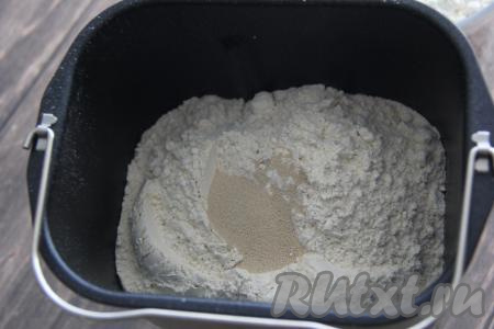 Всыпать просеянную муку и сухие дрожжи. Выставить режим "Белый хлеб". В моей хлебопечке этот режим длится 2 часа 40 минут. Включить хлебопечку, в начале замеса теста следите за колобком. Замешиваемое тесто должно собраться в ком, оно не должно липнуть к стенкам ведёрка. Если нужно, подсыпьте ещё немного муки. Крышку хлебопечки закрыть.