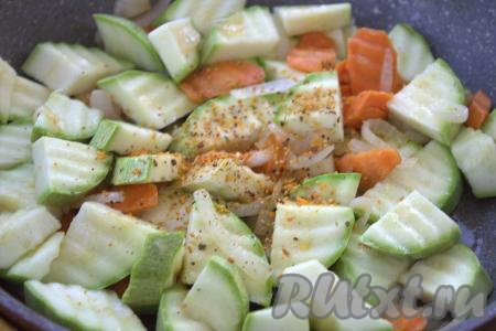Далее в сковороду выложить кабачки, посолить, приправить по вкусу (я использовала универсальную приправу для овощей) и перемешать. Овощи обжаривать на среднем огне, периодически помешивая, минуты 2-3.