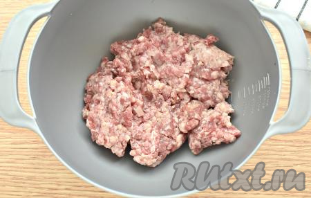 В миску перекладываем мясной фарш. Размораживаем его заранее, если в этом есть необходимость.
