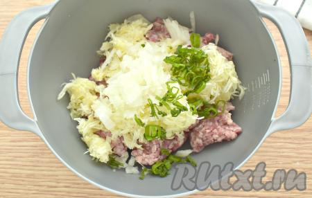 Очищаем репчатый лук, мелко нарезаем его. Ополаскиваем перья зелёного лука, нарезаем их колечками. Нарезанные репчатый и зелёный лук перекладываем в миску с фаршем и кабачками.