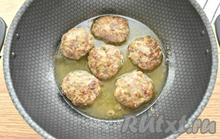 К обжаренным котлетам вливаем 150 миллилитров кипячёной воды, даём жидкости закипеть, убавляем огонь, сковороду накрываем крышкой и тушим котлетки 3-4 минуты. Благодаря тушению, котлетки станут более мягкими и сочными.