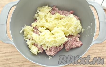 Я использовала молодой кабачок, у которого ещё не сформировались семена. Кожица у такого плода нежная и мягкая, но всё же её лучше срезать. Натираем кабачок на средней тёрке, хорошо отжимаем от влаги. Получившуюся кабачковую массу перекладываем к фаршу.