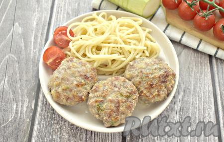 Горячие котлеты, приготовленные&nbsp;из фарша с кабачками, перекладываем со сковороды в тарелки и подаём к столу с гарниром. В этот раз я подала со спагетти. Получилось очень вкусно и сытно. &nbsp;