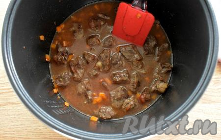 Вливаем в чашу 300 миллилитров кипячёной воды. Мультиварку закрываем крышкой, включаем на 1 час режим "Тушение".