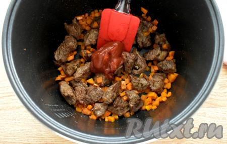 Затем выкладываем в чашу мультиварки томатную пасту, перемешиваем.