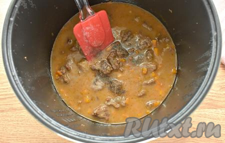 По вкусу гуляш из говядины солим и перчим.