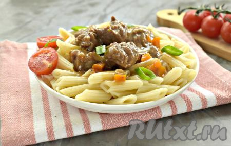 Сочный, вкусный, мягкий, в меру густой гуляш из говядины раскладываем из чаши мультиварки по тарелкам и подаём к столу с гарниром (я подала с макаронами), поливая подливкой, в которой тушилось мясо.