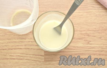 После окончания режима "Тушение" в чашку вливаем 100 миллилитров тёплой кипячёной воды, всыпаем муку, перемешиваем так, чтобы не было комочков.