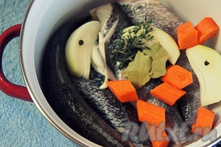 Добавить черный перец горошком, лавровый лист, тимьян. Залить рыбу водой (вода должна покрывать рыбу на 3-5 см) и поставить на средний огонь. После закипания посолить по вкусу, убавить огонь и варить уху 10-15 минут на медленном огне, периодически снимая накипь.
