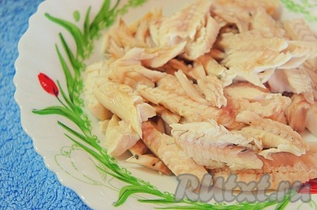 Готовую рыбу аккуратно разобрать, удалив косточки, бульон процедить. Заранее отварить яйцо.
