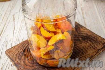 Банку промойте с содой, хорошо ополосните. Простерилизуйте банку и крышку удобным для вас способом. Банку я стерилизую так: заливаю банку кипятком, оставляю на 5 минут, затем воду сливаю, снова заливаю кипятком и ещё раз оставляю на 5 минут, затем сливаю остатки воды. Крышку кладу в небольшую кастрюльку, полностью заливаю крышку водой, ставлю на плиту, а после закипания стерилизую на небольшом огне 5 минут. В подготовленную банку выложите подготовленные абрикосы и персики. Фрукты должны заполнить банку, примерно, на треть.&nbsp;
