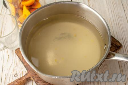 По истечении времени слейте жидкость из банки (без фруктов) в сотейник, добавьте сахар, перемешайте и поставьте на огонь, доведите сироп до кипения, а затем проварите его на умеренном огне 2-3 минуты (за это время кристаллы сахара полностью растворятся). 