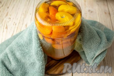 Переверните банку с компотом верх дном, укутайте тёплым полотенцем (или пледом) и оставьте до полного отстывания (примерно, на сутки).&nbsp;