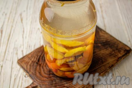 Вскипятите воду в чайнике и залейте в банку с фруктами, заполняя банку до самого верха. Прикройте банку крышкой и оставьте на 10-15 минут.&nbsp;