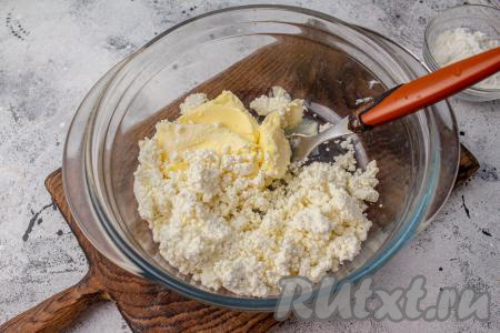 Прежде всего замесим творожное тесто для галеты, для этого в миске соедините мягкое сливочное масло, творог, сахар и соль, перемешайте вилкой (или лопаткой).