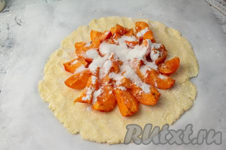 Присыпьте абрикосы сначала крахмалом, а потом - сахаром. Крахмал не даст абрикосовой начинке вытечь при выпекании галеты.