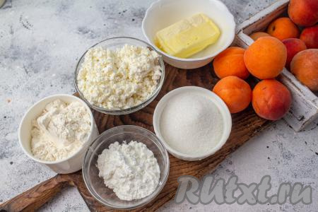 Подготовьте необходимые ингредиенты для приготовления творожной галеты с абрикосами. Сливочное масло достаньте заранее, чтобы оно стало мягким (согрелось до комнатной температуры). Творог я предпочитаю брать достаточно сухой.