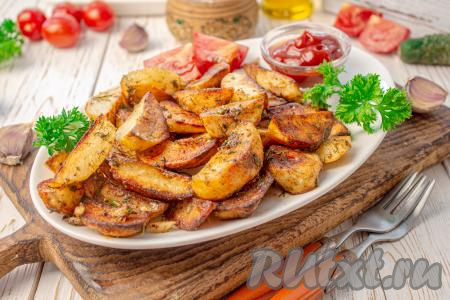 Картошка по-деревенски с чесноком на сковороде