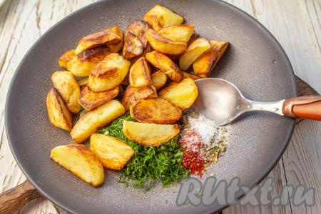 В большой миске соедините сладкую паприку, орегано, чеснок, пропущенный через пресс, измельчённый укроп, соль и чёрный молотый перец. Выложите в миску горячий картофель, перемешайте и можно подавать картошечку к столу.