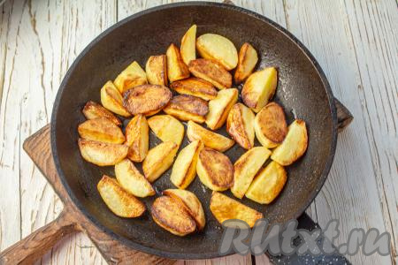 Подготовленный картофель выложите на разогретую сковороду с растительным маслом (желательно выкладывать картошку в один слой), обжаривайте при среднем нагреве с каждой стороны до румяности. На весь процесс обжаривания у меня ушло 15 минут, но количество времени, которое потребуется на обжаривание, во многом зависит от сорта картофеля и размера долек. Необходимо периодически переворачивать дольки картошки и следить, чтобы они не подгорели и прожарились равномерно. Готовность можно определить вилкой или ножом, если картошка легко прокалывается - значит она готова. Или можно просто попробовать дольку картошки на вкус.