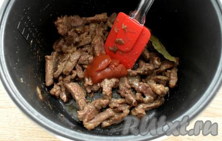 Добавляем томатную пасту, перемешиваем и жарим оставшиеся 2 минуты.