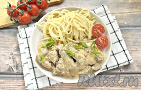 Сочный, мягкий бефстроганов из говядины, приготовленный в мультиварке, подаём к столу с любимым гарниром, дополнив его подливой, в которой тушилось мясо.