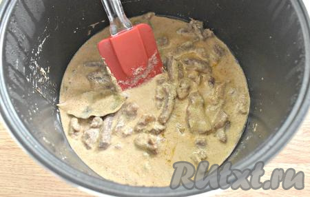 Включаем режим "Тушение" на 1 час 30 минут, закрываем крышку мультиварки. У меня была хорошая, качественная говядина, поэтому за 1,5 часа тушения мясо получилось мягким и нежным. Если же у вас говядина осталась жестковатой, увеличьте время тушения ещё минут на 15.