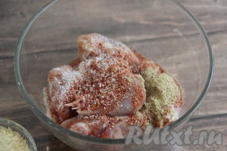 К куриным ножкам добавить специи (я использовала специи для курицы и карри) и соль.