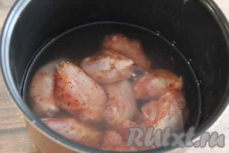 В чашу мультиварки выложить куриные ножки и влить воду, закрыть крышку. Выставить режим "Тушение" на 30 минут.