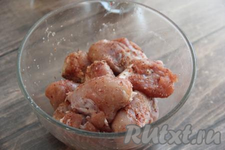 Перемешать ножки со специями и солью, оставить на 35-45 минут (при желании, можно на пару часов поставить в холодильник).