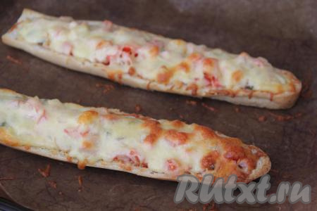 Запекать пиццу из багета в разогретой духовке минут 10-15 при температуре 180 градусов.